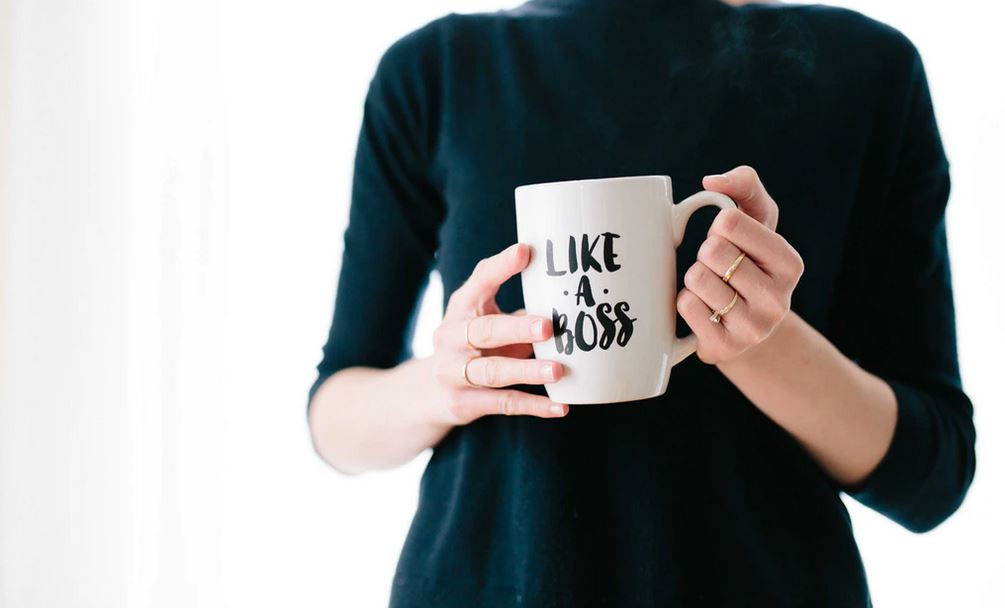 fille en habit professionnel avec une tasse like a boss